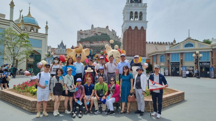 Đoàn du khách của công ty du lịch Khát Vọng Việt tại công viên giải trí Everland