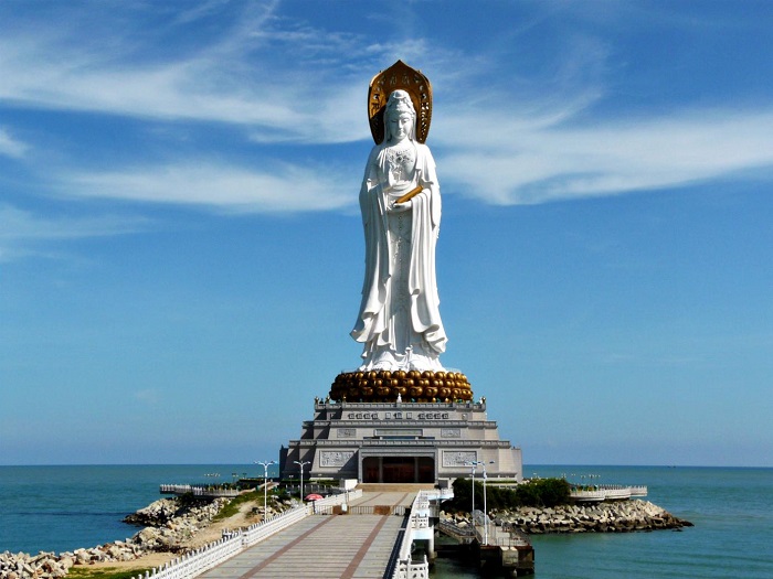 Tượng Phật Quan Âm cao 108m