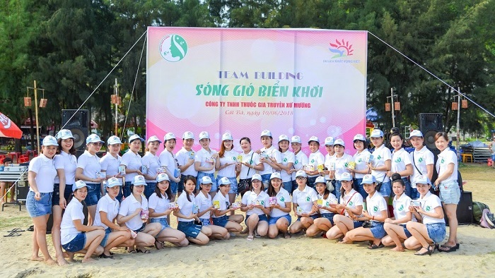 Du khách tham gia traair nghiệm teambuilding cho công ty du lịch Khát Vọng Việt tổ chức