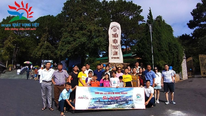 Đoàn khách chụp ảnh kỷ niệm trong tour du lịch Đà Lạt do Công ty Du lịch Khát Vọng Việt - Kavo Travel tổ chức