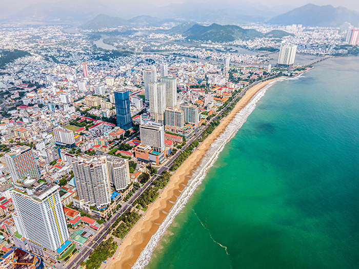 Đến du lịch Nha Trang, du khách sẽ dễ dàng bị “đánh gục” bởi sự quyến rũ và năng động của thành phố biển xinh đẹp này.