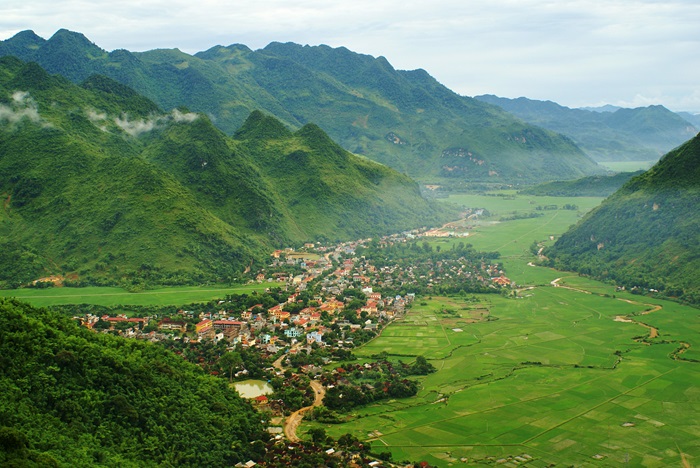 Thung lũng Mai Châu nằm dưới chân đèo Thung Khe