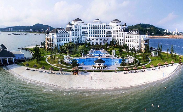 Nghỉ dưỡng tại resort sẽ khiến chi phí đi du lịch Hạ Long cao hơn so với đặt khách sạn