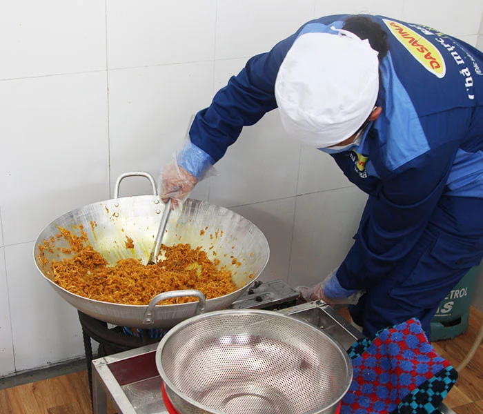 Quy trình chế biến thủ công giúp ruốc tôm Hạ Long giữ trọn vẹn hương vị tự nhiên
